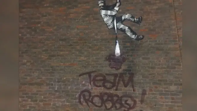 Palavras "Team Robbo" foram pintadas sobre artejogos do google para celularBanksy