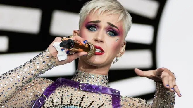 Katy Perry recibe la noticia mientras está de gira mundial con su espectáculo Witness.