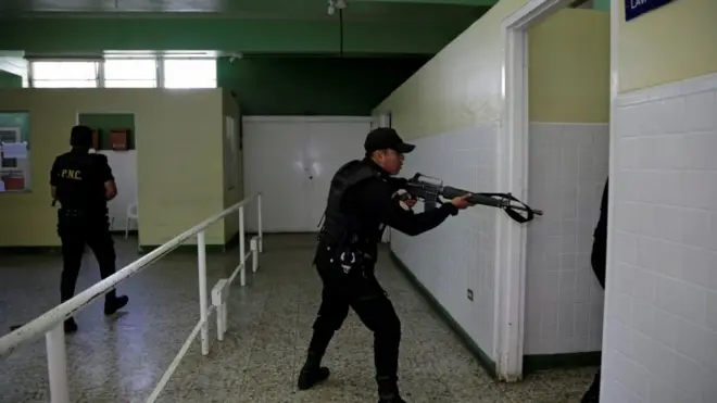 Los pacientes fueron evacuados mientras agentes armados registraban el edificio.