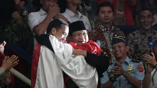Presiden Joko Widodo (kiri) dan Ketua Umum Pengurus Besar Ikatan Pencak Silat Indonesia (IPSI) Prabowo Subianto (kanan) saling berpelukan di sela menyaksikan Pencak Silat Asian Games 2018 di di Padepokan Pencak Silat di Taman Mini Indonesia Indah, Jakarta, Rabu (29/8).