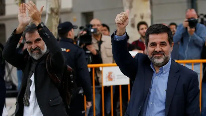 ألقي القبض على الزعيمين الانفصاليين جوردي صانشيز وجوردي كويسارت عقب الاستفتاء على استقلال كتالونيا
