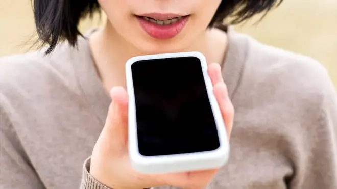 mujer usando sistema de reconocimiento de voz.