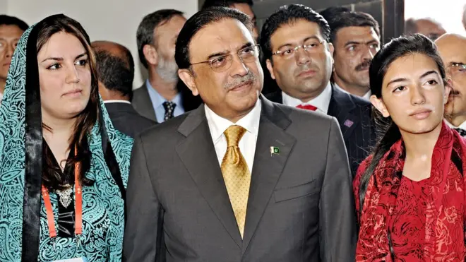 آصفہ بھٹو زرداری اور بختاور بھٹو زرداری اپنے والد آصف علی زرداری کے ہمراہ