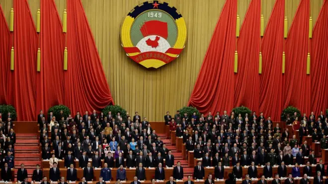 Para pemimpin Cina berdiri menyanyikan lagu kebangsaan saat membuka Konferensi Konslutasi Politik di Aula Rakyat Cina, Bejing, pada awal Maret 2017.