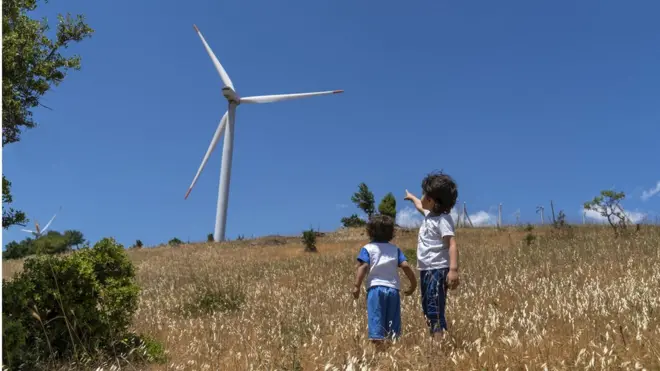 rüzgar türbini ve çocuklar