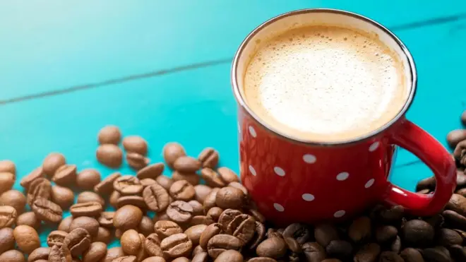 Чашка кофе и зерна