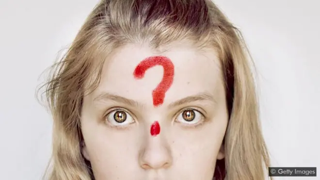 Visage avec un point d'interrogation sur le front