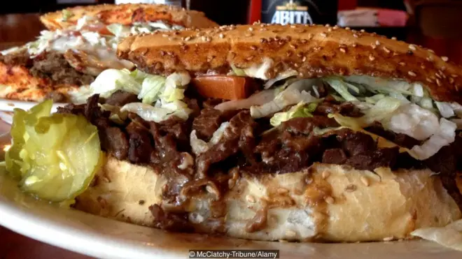 賈斯汀·肯尼迪說："一個好的烤牛肉窮小子三明治，在你吃到一半的時候，應該會有湯汁流到你的手臂上。"