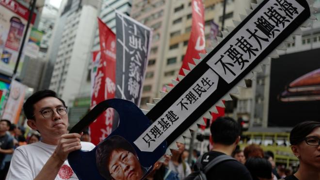 示威者認為香港政府的資源應投放到民生問題上，而不是用來填海。