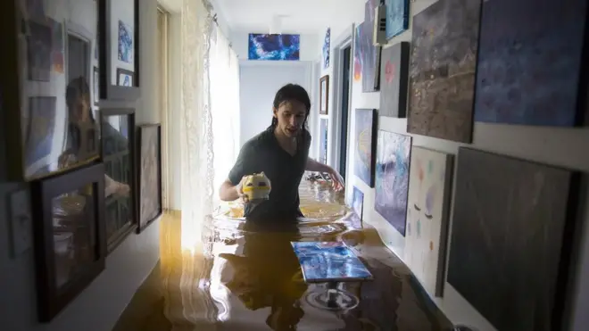 Praktik penjarahan, perampokan bersenjata dengan modus menyamar sebagai polisi dilaporkan mulai terjadi di kawasan yang terdampak banjir.