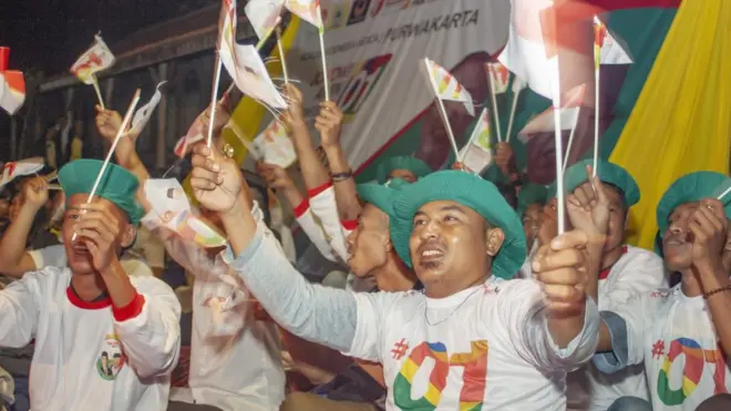 Sejumlah relawan Jokowi-Ma'ruf Amin meneriakkan yel-yel saat nonton bareng debat pertama di Desa Cirangkong, Purwakarta, Jawa Barat, Kamis (17/01).