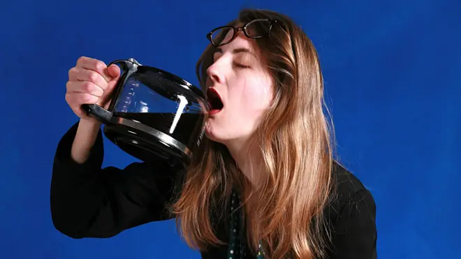 Mujer exhausta tomando café directo de la cafetera