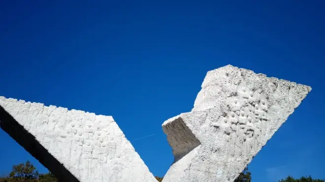 Spomenik u Šumaricama