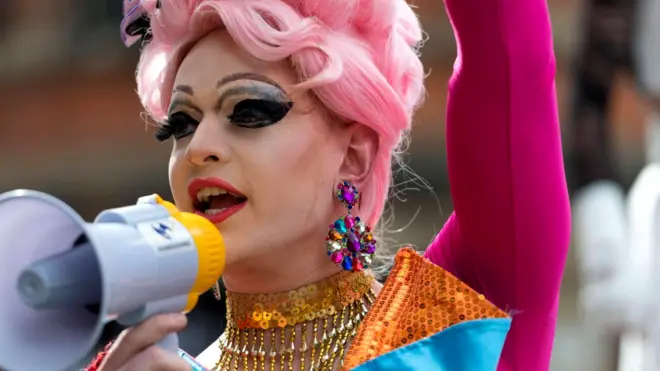 Даже интроверты иногда могут вести себя как экстраверты