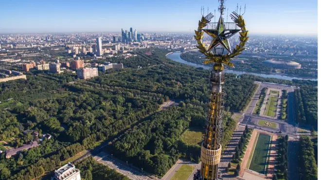 Частью территории около МГУ теперь распоряжаются городские власти