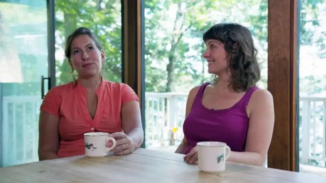 ميغان كولمان، يسارا، وجوزفين فيروريلي، يمينا، أسستا جمعية "كونسيفابل فيوتشر"، التي تعد ملتقى للآباء والأمهات الذين يضعون تغير المناخ في الاعتبار عند اتخاذ قرار الإنجاب