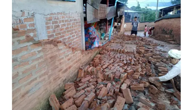 โซเชียลมีเดียของชุมชนชาวเชียงตุง เผยภาพกำแพงบ้านเรือนโบราณที่บ้านหนองห้อง เอิ่งกาดฟ้า ใน จ.เชียงตุง รัฐฉาน ประเทศเมียนมา พังทลายลงมา หลังเกิดแผ่นดินไหว