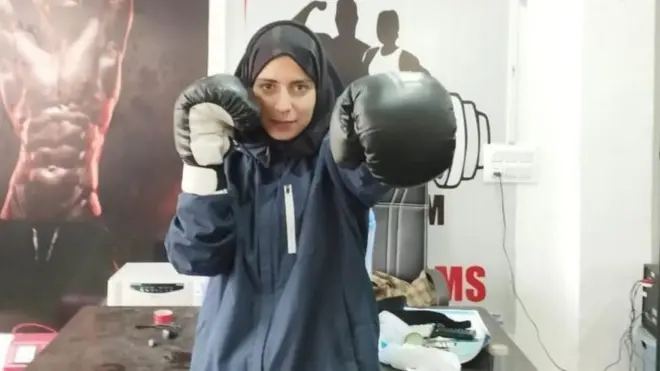 सबक़त मलिक बॉक्सिंग ग्लव्स पहने हुए