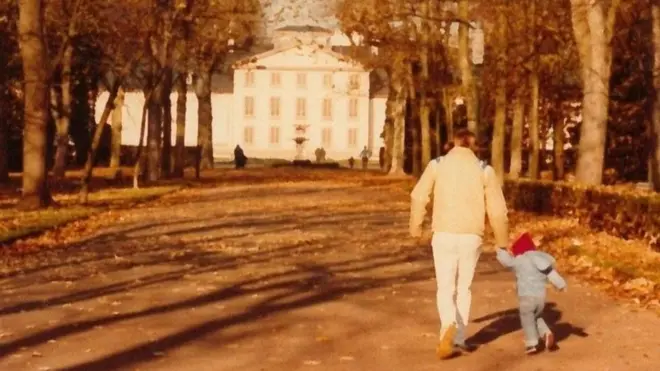 Ayah McKenna, seorang Francophile, telah mengajarkan bahasa Prancis ketika dia masih anak-anak, saat mereka tinggal di Strasbourg.