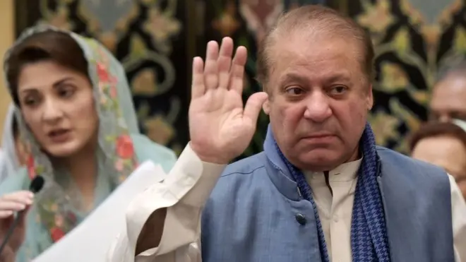 سابق وزیراعظم میاں نواز شریف گذشتہ سال نومبر میں عدالتی حکم پر آٹھ ہفتے کے لیے علاج کی غرض سے بیرونِ ملک علاج جانے کی اجازت ملنے کے بعد سے لندن میں مقیم ہیں جہاں ان کا علاج ہو رہا ہے