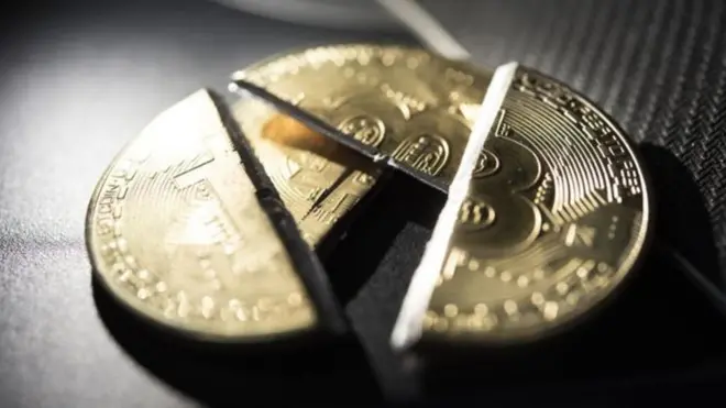 اس ڈیجیٹل کرنسی کا انحصار 'مائنر' کہلانے والے لوگوں پر ہے جو ایسا سافٹ ویئر چلاتے ہیں جو بِٹ کوائن حاصل کرنے کے لیے ریاضی کے پیچیدہ پزل حل کرتا ہے