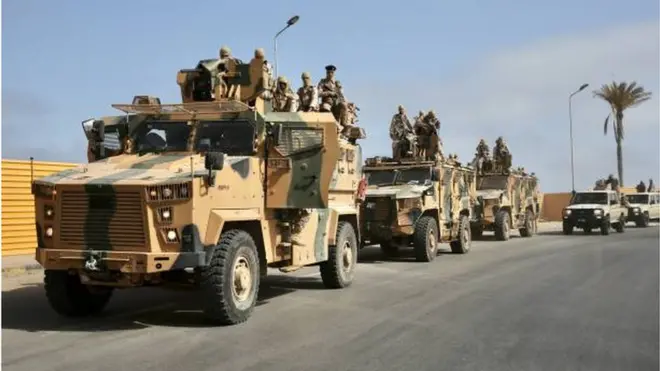 قوات موالية لرئيس الوزراء في حكومة طرابلس عبد الحميد الدبيبة منتشرة في شوارع العاصمة.