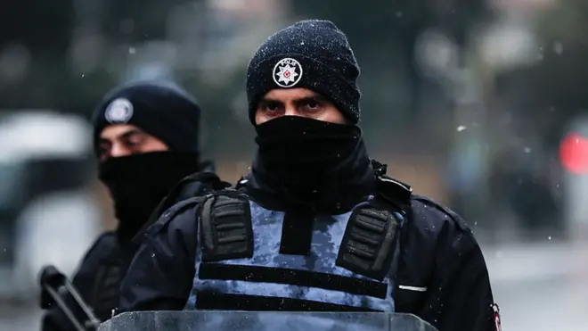 Турецкие полицейские в оцеплении района, где находится ночной клуб Reina