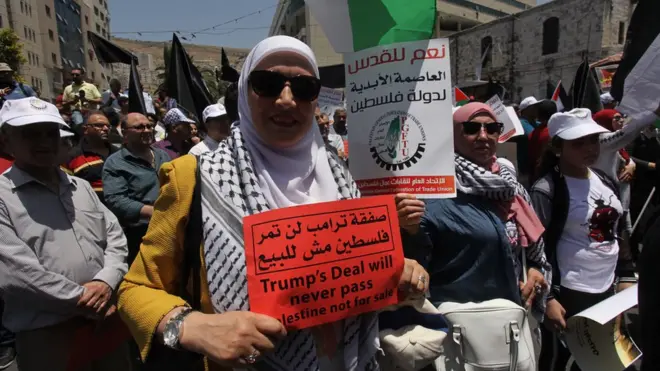 احتجاجات فلسطينيين على مؤتمر البحرين