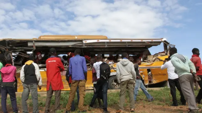 Pipo gather at di scene of an accident along Nairobi Mombasa Highway