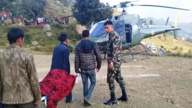 कालिकोटमा गर्भवती महिलालाई उद्धारको लागि गएको हेलिकप्टरमा गर्भवतीलाई राखिँदै