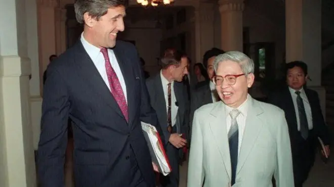 Ông Trần Quang Cơ đón TNS Mỹ John Kerry đến Bộ Ngoại giao ở Hà Nội ngày 15/05/1993 để bàn về vấn đề POW/MIA. Các hãng thông tấn ghi rằng khi đó, ông Cơ là 'quyền Bộ trưởng Ngoại giao' của VN