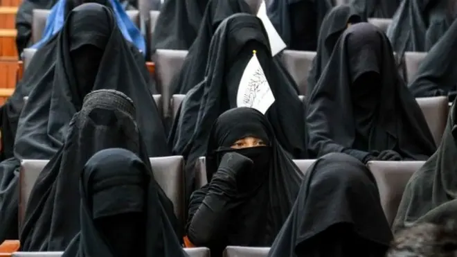 Este sábado circularon imágenes de mujeres cubiertas que asistían a una manifestación de los talibanes en la Universidad de Educación Shaheed Rabbani en Kabul.