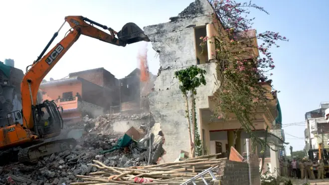 जावेद मोहम्मद का घर ढहाने की तस्वीर