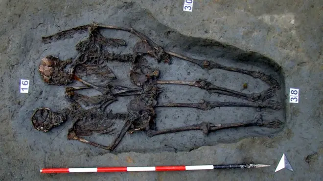 Мужчины держались за руки более полутора тысяч лет, пока их не обнаружили археологи