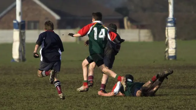Su condición era tan grave que el médico no dejó que Frank jugara un último partido de rugby de despedida.
