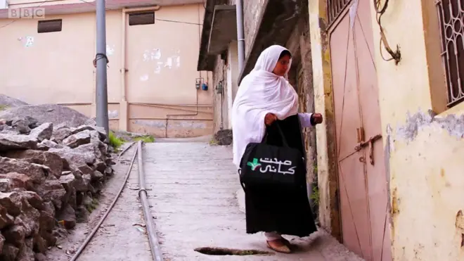 فاطمہ جو گھر گھر جا کر طبی معائنہ کرتی ہیں