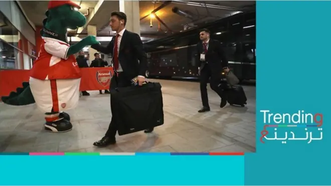 مسعود أوزيل يتكفل بدفع راتب "ديناصور الأرسنال" بعد الاستغناء عنه