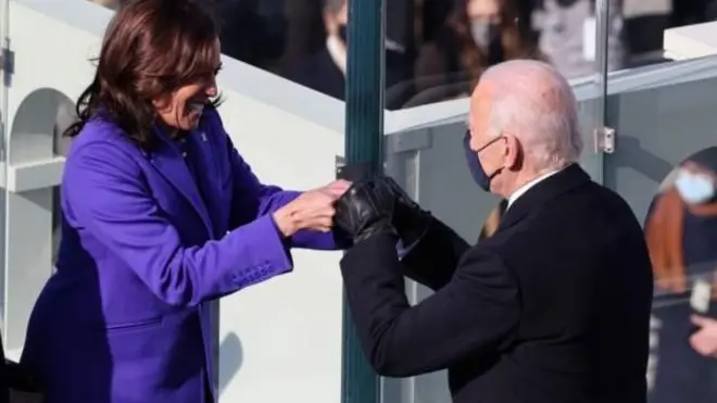 Wapres baru Kamala Harris menerima ucapan selamat dari atasannya, Joe Biden setelah diambil sumpahnya pada Rabu (20/01).