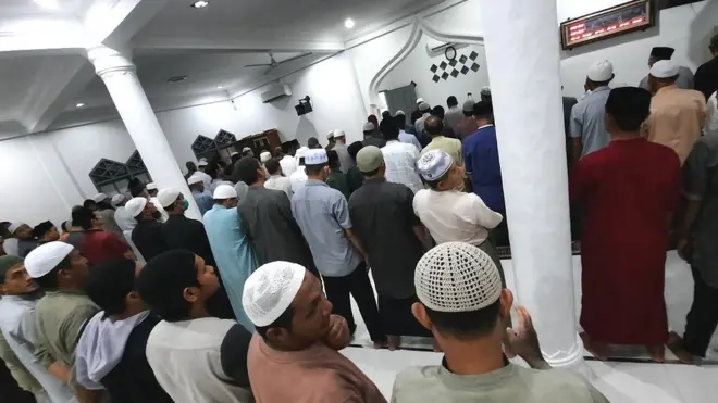 Salat Tarawih di Masjid Al-Ka'biy, di Desa Drien Rampak, Kecamatan Johan Pahlawan, Aceh Barat, awal April 2022.