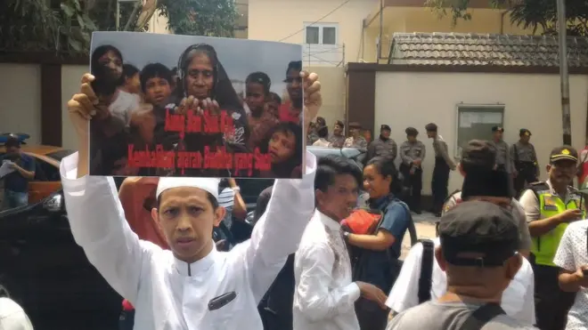 Beragam poster berisi kecaman terhadap pemerintah Myanmar dibentangkan di depan Kedubes Myanmar di Jakarta.