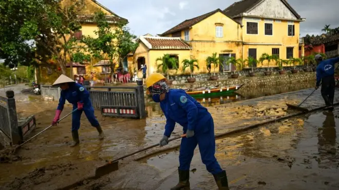 Người dân Hội An dọn dẹp sau lũ, 2020. Ảnh minh họa