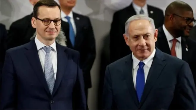 Perdana Menteri (PM) Polandia, Mateusz Morawiecki (kiri) saat bertemu PM Israel, Benjamin Netanyahu di Warzawa.