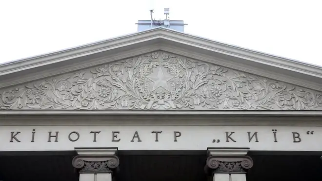 Столична влада планує передати кінотеатр "Київ" новому орендарю, чинне керівництво закладу обіцяє боротися за нього до останнього