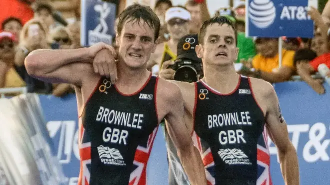 Alistair, quien no tenía chance al título, ayudó a su hermano en los últimos metros.