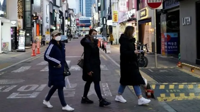 ኣብ ጽርግያ ከተማ ዴጉ ዝንቀሳቐሳ ነበርቲ