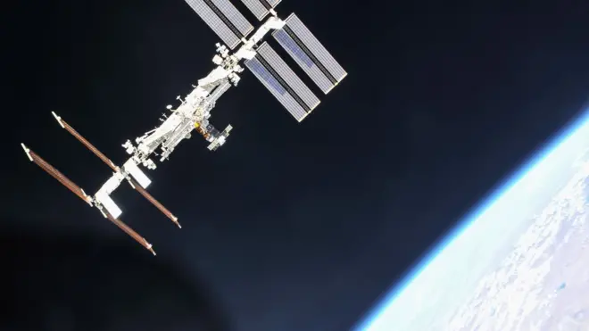 كيف يصلح رواد الفضاء أعطال الأقمار الصناعية؟