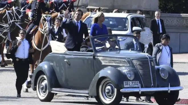 Cientos de jinetes llegaron a Montevideo para participar del cambio de mando detrás del Ford de 1937.