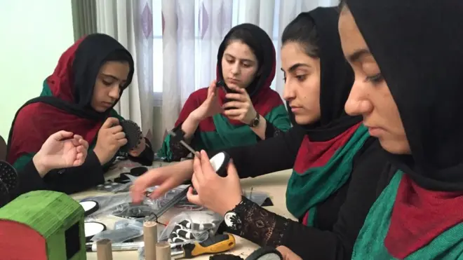 روباټ جوړوونکې افغان نجونې