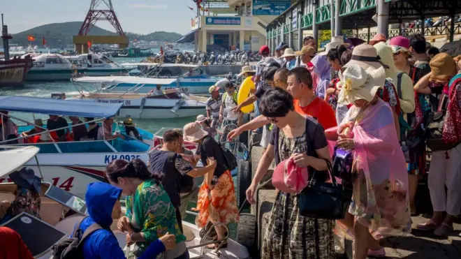 Khách Trung Quốc đổ xô đến Nha Trang (ảnh chụp tháng 10/2017)