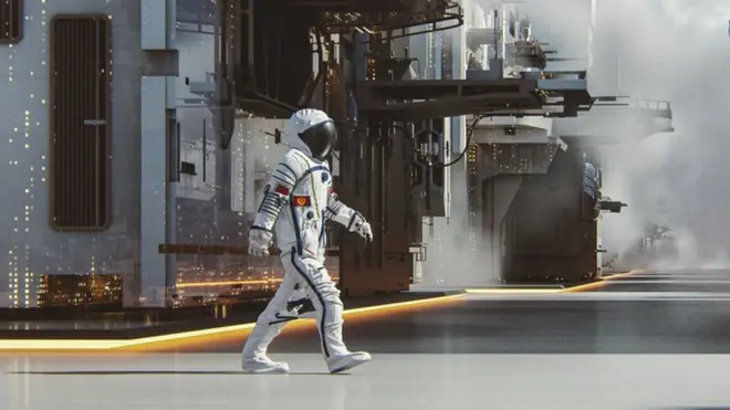 Seorang astronot berjalan di kota masa depan